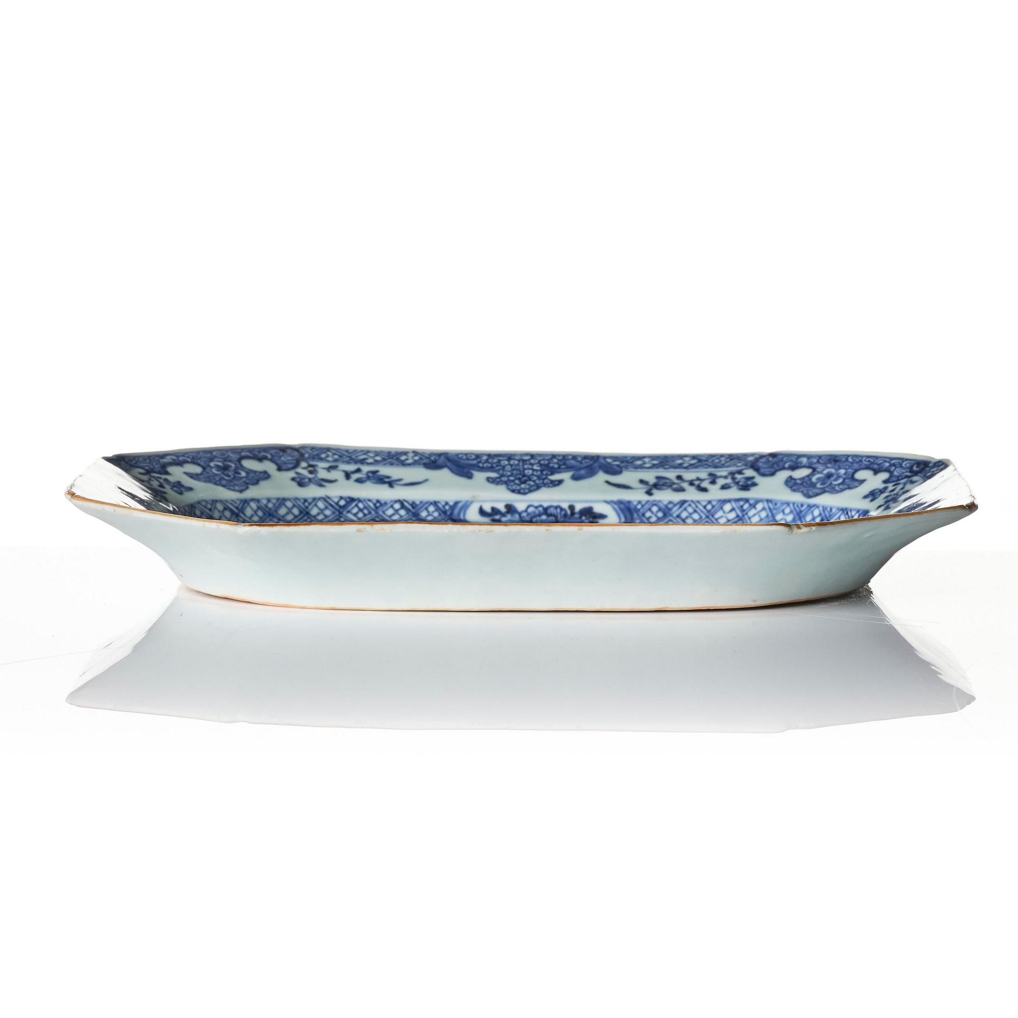 A pair of blue and white charges Qinalong.