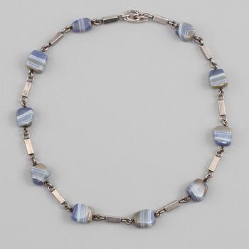 COLLIER, silver samt agater, Arvo Saarela, Enköping, 1960. Vikt 40 g.
