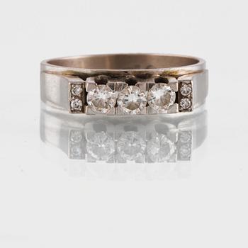 RING, 18K vitguld med 7 biljantslipade diamanter 0.48 ct, H&Å, Stockholm, 1963. Vikt 6,9 gram.