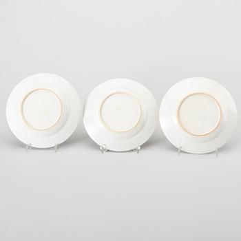 A set of threee Chjinese Qianlong blue and white plates.