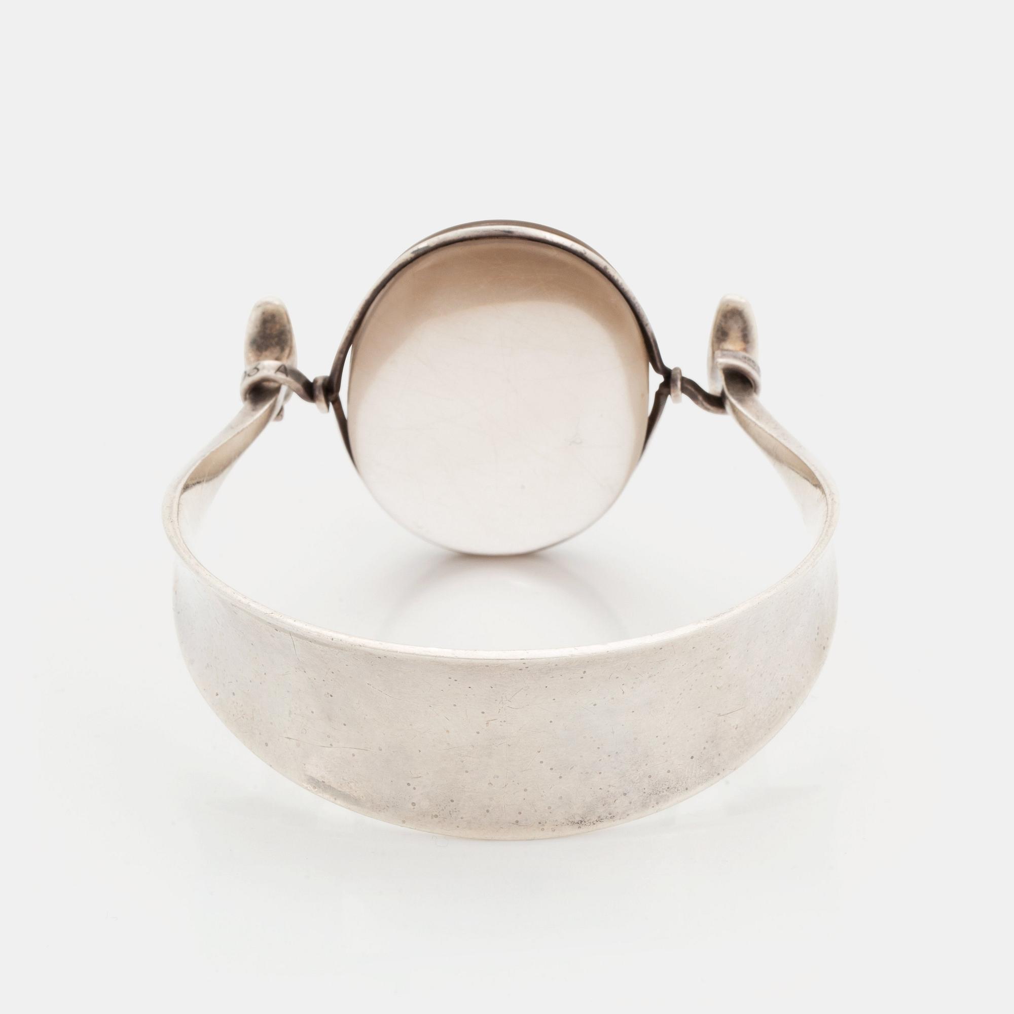 Vivianna Torun Bülow-Hübe, armring, Georg Jensen Köpenhamn, 1945-77, sterling silver med rutilkvarts, designnr 205.