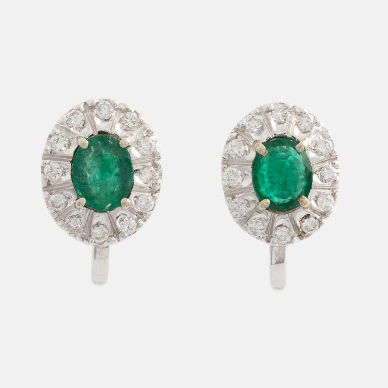 Earrings, a pair with brilliant-cut diamonds and emeralds.