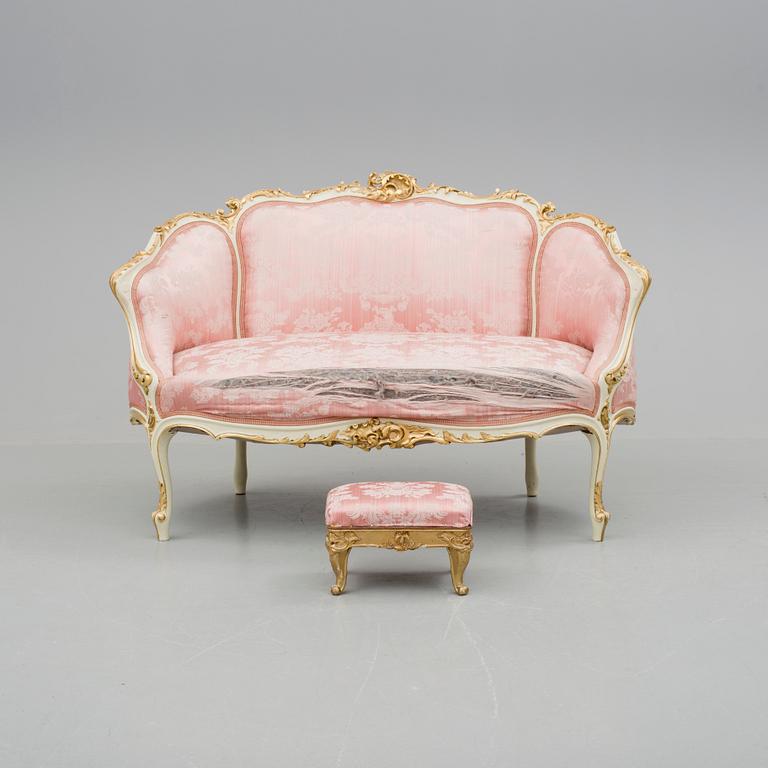 SOFFA OCH FOTPALL, 2 delar, rokokostil, 1900-talets första hälft.