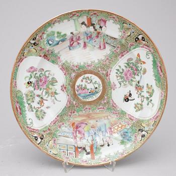 TALLRIKAR samt SKÅLFAT, 3 delar, porslin, Kanton, Kina, 1800-tal.