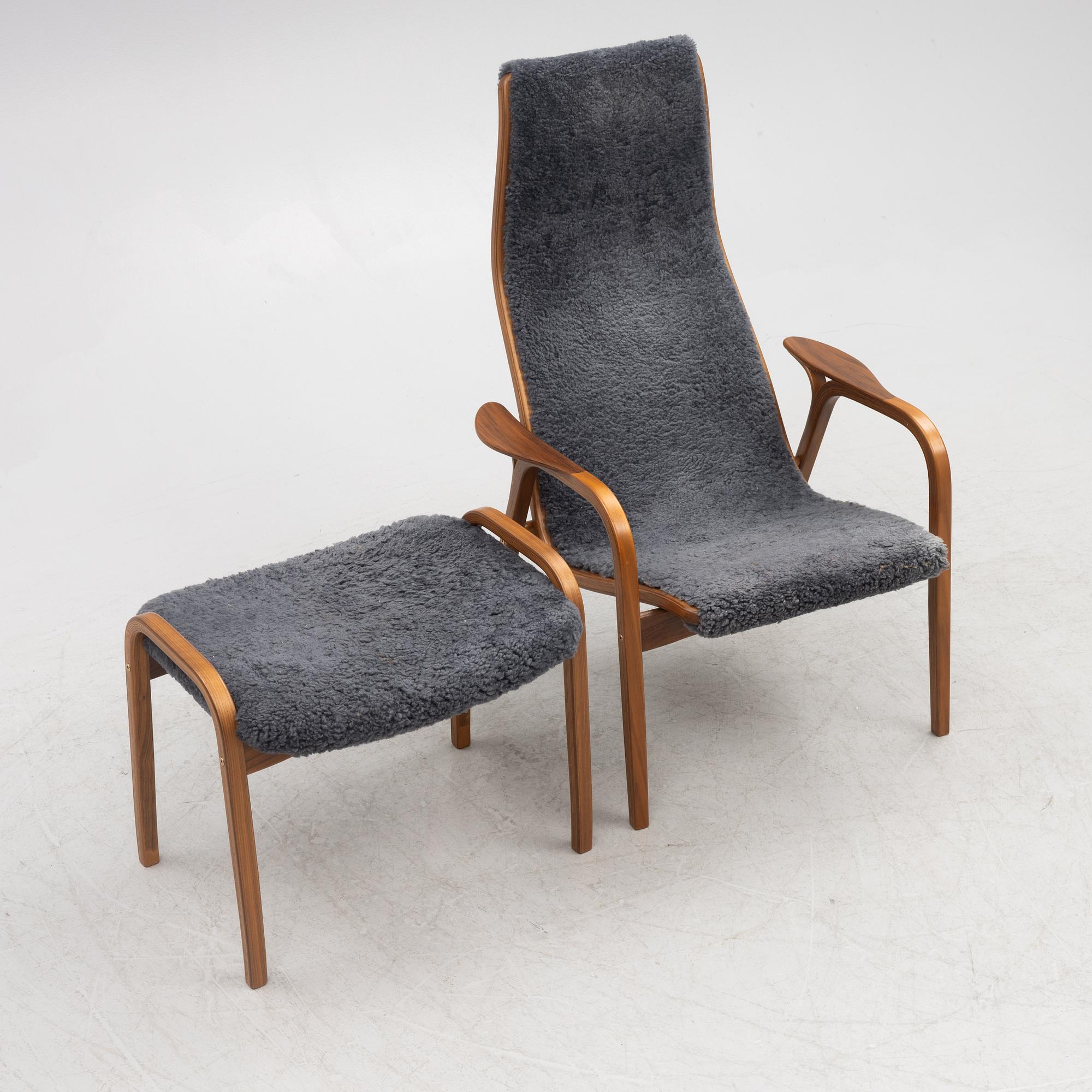 Yngve Ekström, fåtölj med fotpall, ”Lamino”,  Swedese, 2009.