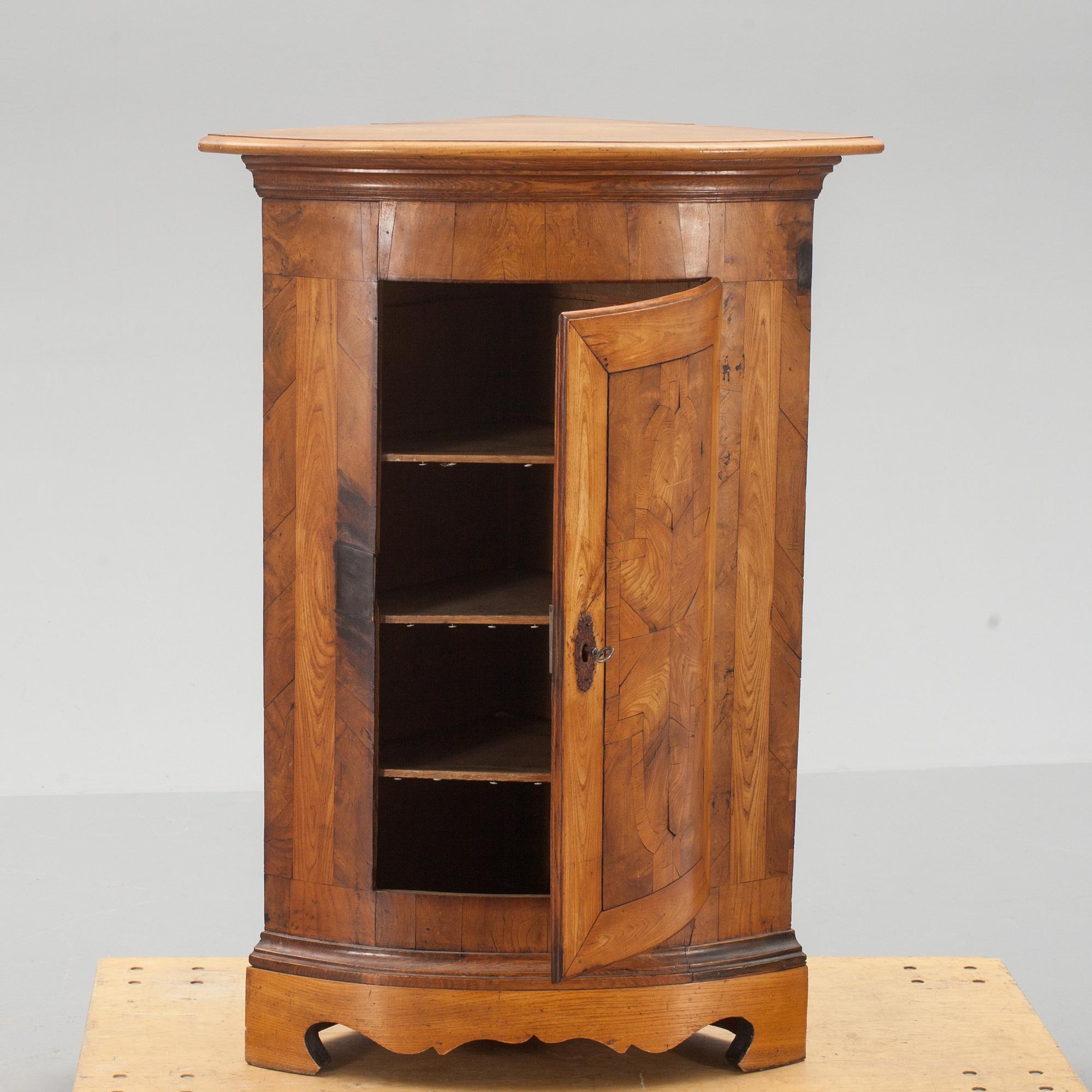 HÖRNSKÅP, 1700-talets andra hälft.