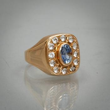 RING, 18k guld med fasettslipade vita safirer samt blå safir. Vikt 6,3 g.
