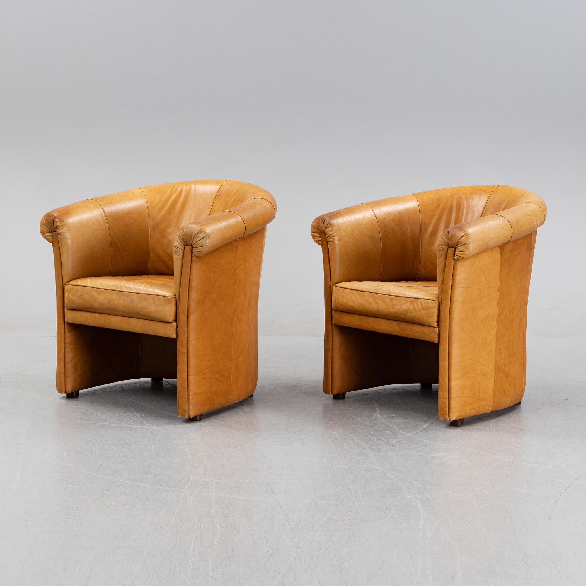 A pair of leather lounge chairs from Futura, Italy, late 20th Century.