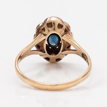 A 14K gold ring with a sapphire and diamonds ca. 0.24 ct in total. Eero Eskelinen.