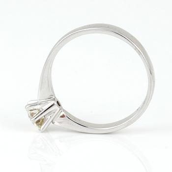 RING, 18K vitguld med briljantslipad diamant ca 0,50 ct. Vikt 3,50 g.
