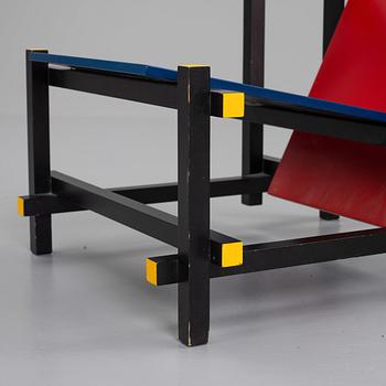 Gerrit Rietveld, fåtölj, "Red and blue chair", Cassina, formgiven 1918.