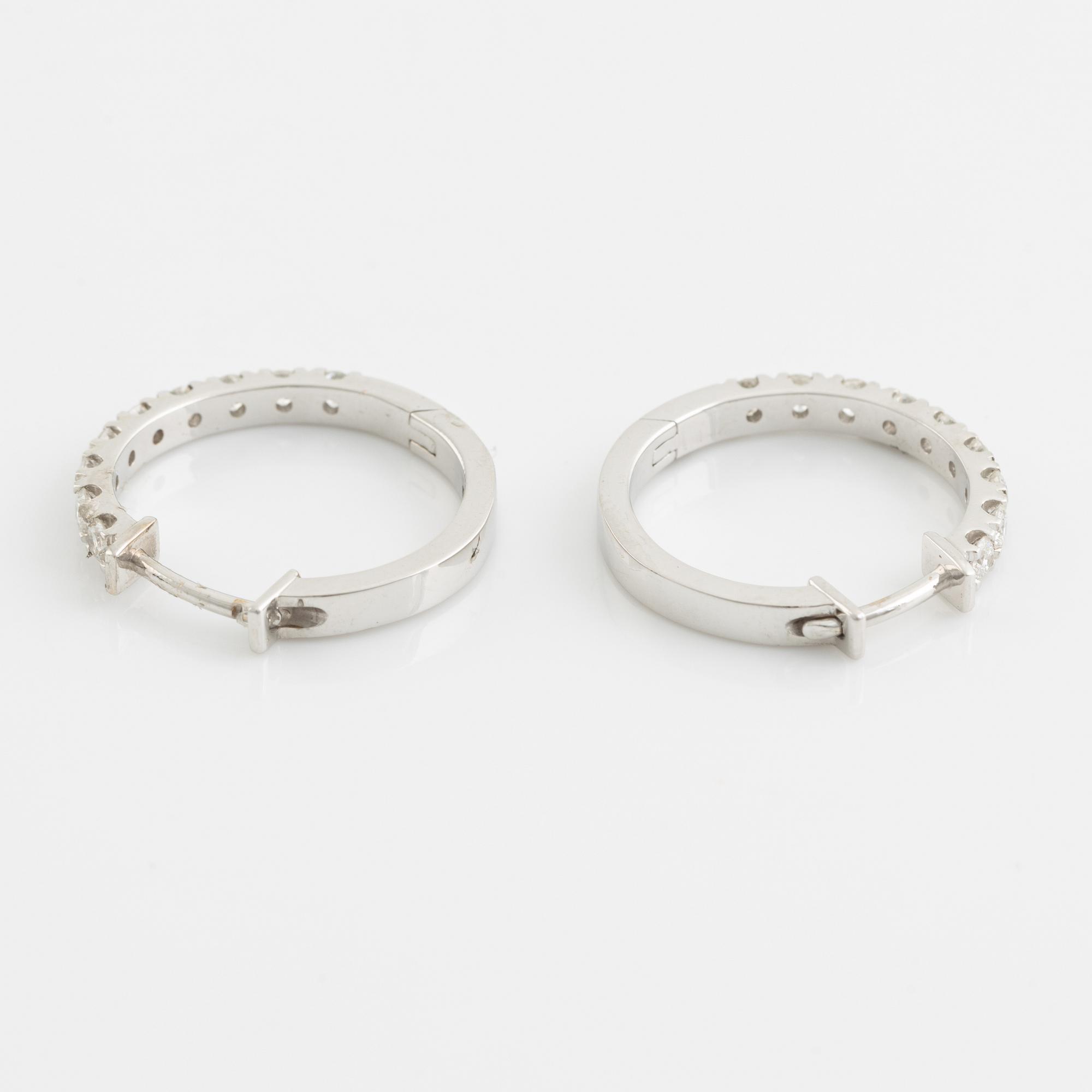 Brilliant cut diamond hoop earrings, total ca 0,76 ct.