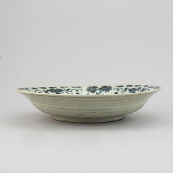 A blue and white dish, Mingdynasty, Swatow, for the South East Asian market.