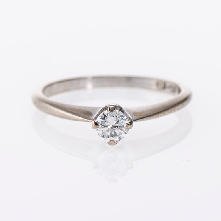 RING, 18K vitguld, A. Tillander, briljantslipad diamant ca 0,25 ct. Vikt 2,7 g.