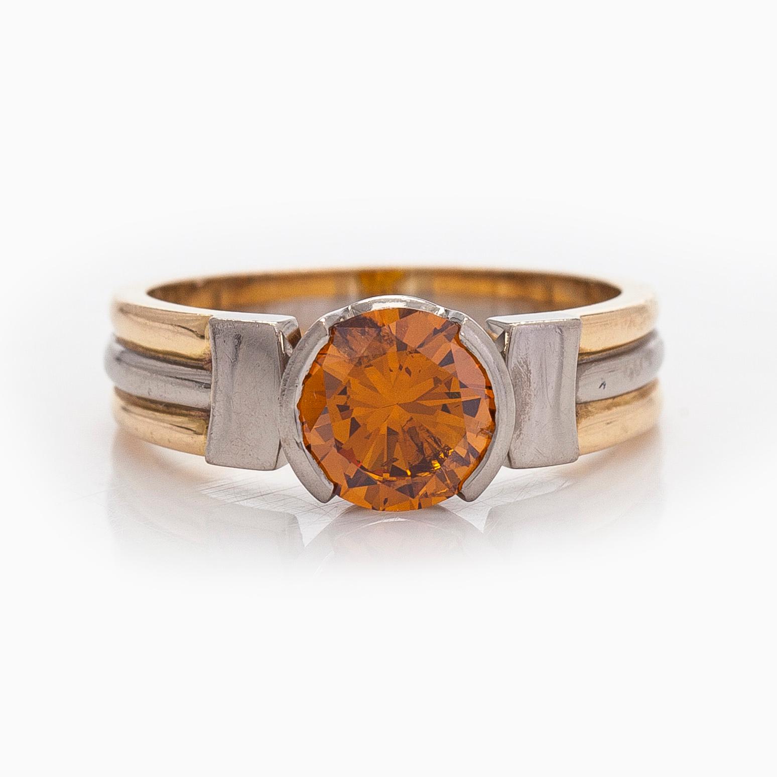 Ring, briljantslipad, orange-brun diamant ca 1,30 ct, 18K guld och vitguld.  H. Tuomaala, 2003.