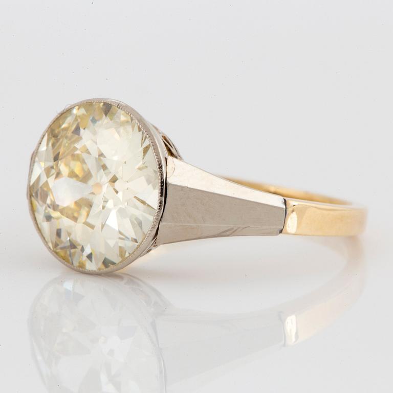 Ring med en gammalslipad diamant 5.30 ct enligt uppgift kvalitet ca Light Yellow vvs/vs.