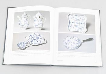 "Kongeligt Porcelæn - Blåmålet porcelæn fra Den Kongelige Porcelainsfabrik", Dorenfeldt, 2002 and 2004.