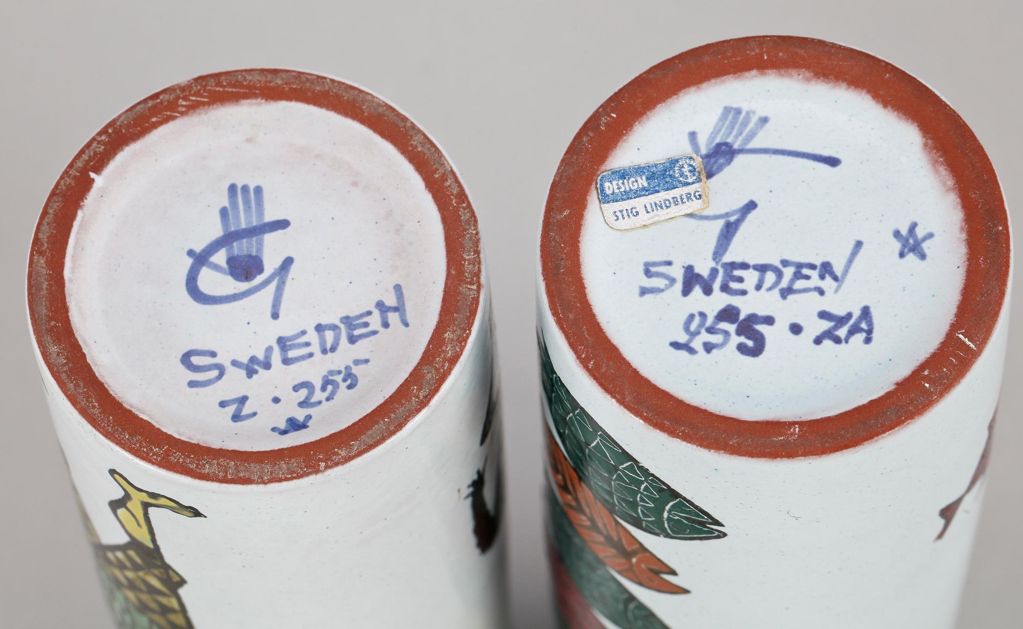 VASER, ett par samt FAT, 2 st. Fajans."Karneval" Stig Lindberg, Gustavsberg.
