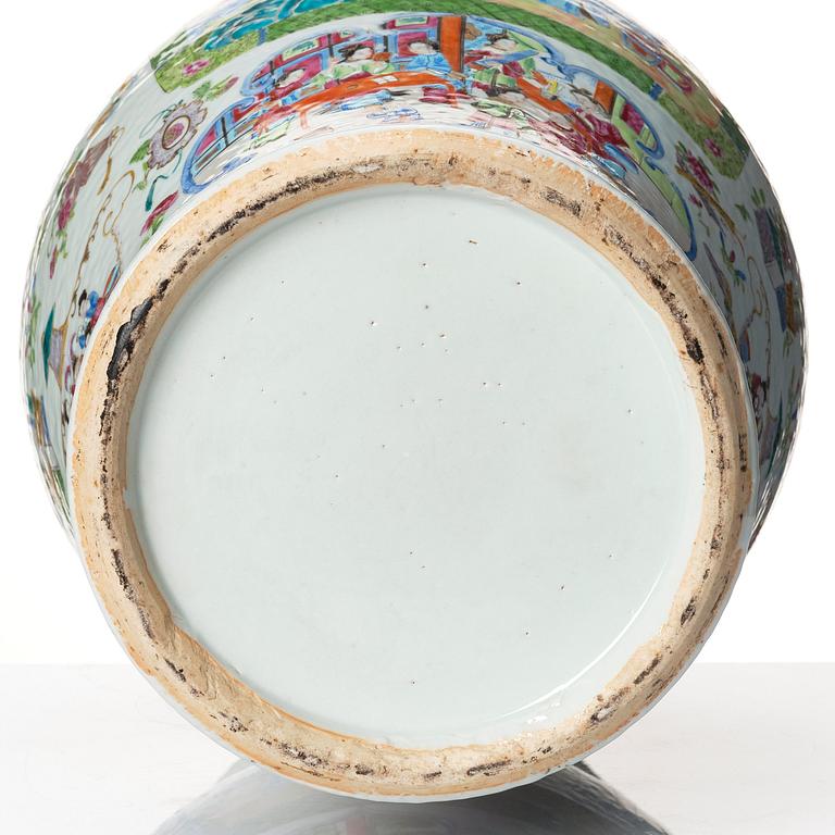 Golvurna, porslin. Kanton, Qingdynastin, 1800-tal.