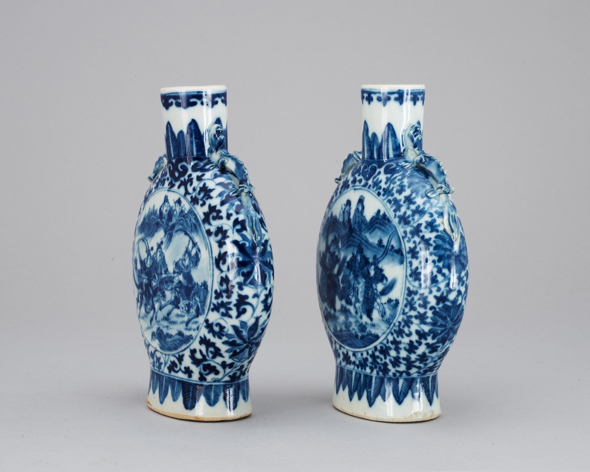 PILGRIMSFLASKOR, ett par, porslin. Sen Qing, ca 1900.