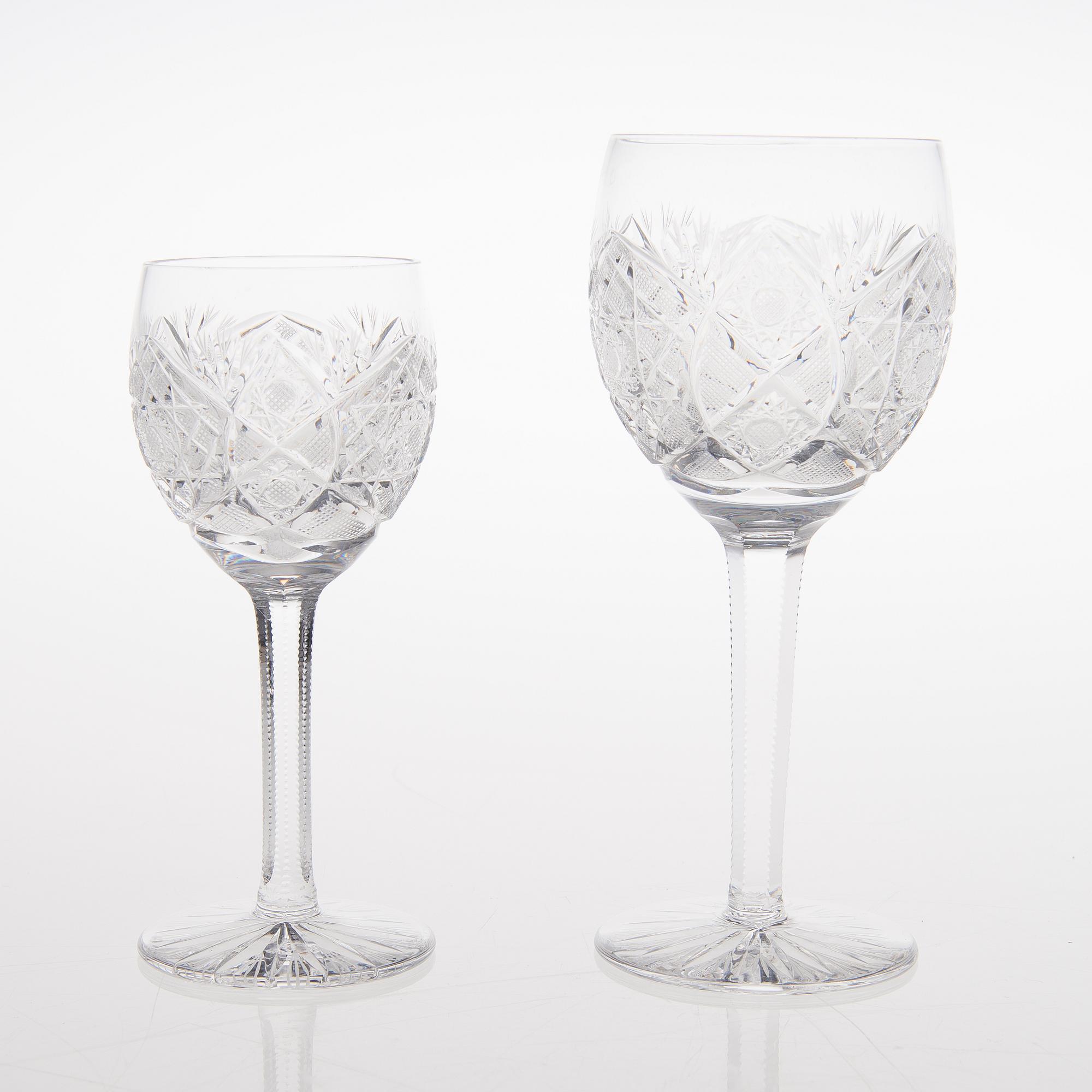 A set of 16 mid 20th century drinking glasses.
