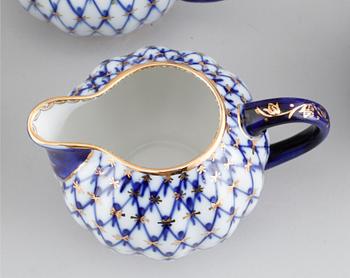 TE- samt KAFFESERVIS, 34 delar, porslin, "Cobalt Net" Lomonosov, Made in USSR, 1900-talets andra hälft.