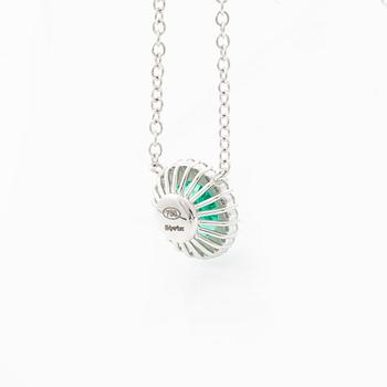 Collier 18K vitguld med syntetisk smaragd och briljantslipade diamanter.