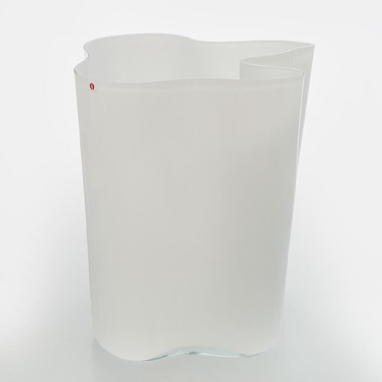 Alvar Aalto, a glass vase, 3031, signed Alvar Aalto.