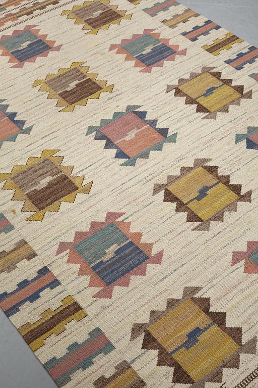 Märta Måås-Fjetterström, matto, "Ljusa plador", flat weave, ca 262 x 161-162,5 cm, signed AB MMF.