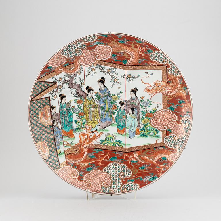 A Japanese imari serving dish, 20th century.