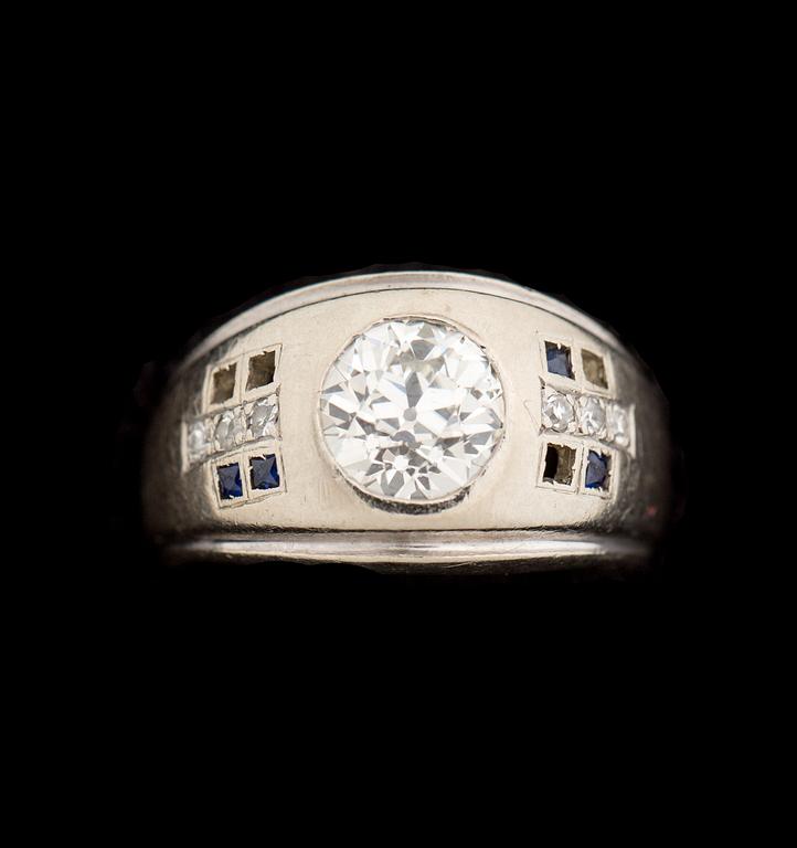 RING, 14 k vitguld med gammalslipad diamant ca 1,30 ct samt safirer. Vikt ca 8,5 g.