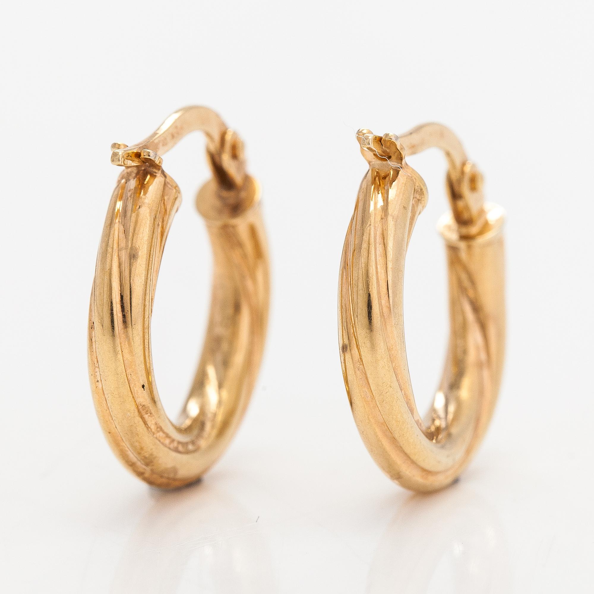 A pair of 14K gold earrings. Unoaerre.