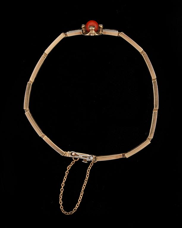 ARMBAND, 18k tvåfärgat guld med korall och små rosenstenar. Sverige, 1916. Vikt 8g.