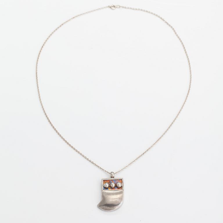 Nanny Still, Halsband, sterlingsilver, titan. Kultakeskus, Tavastehus 1976.