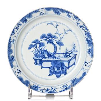 1137. A blue and white dish, Qing dynasty, Kangxi (1662-1722).