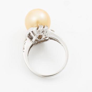 Ring, cocktailring, 18K vitguld med odlad pärla och baguette- och briljantslipade diamanter.