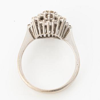18K white gold ring with brilliant-cut diamonds.