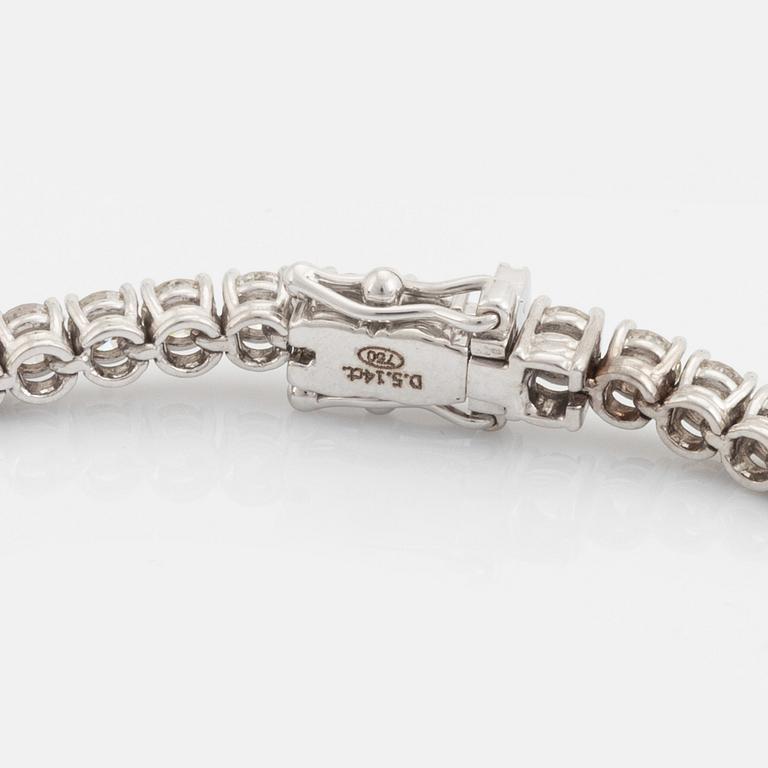 Brilliant cut diamond tennis bracelet.