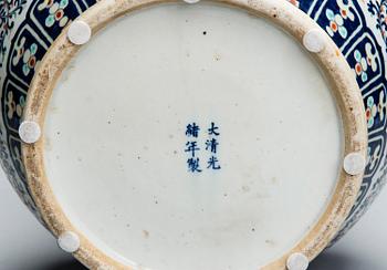 CHINESE PORCELAIN URN, Guangxu 1875-1908.