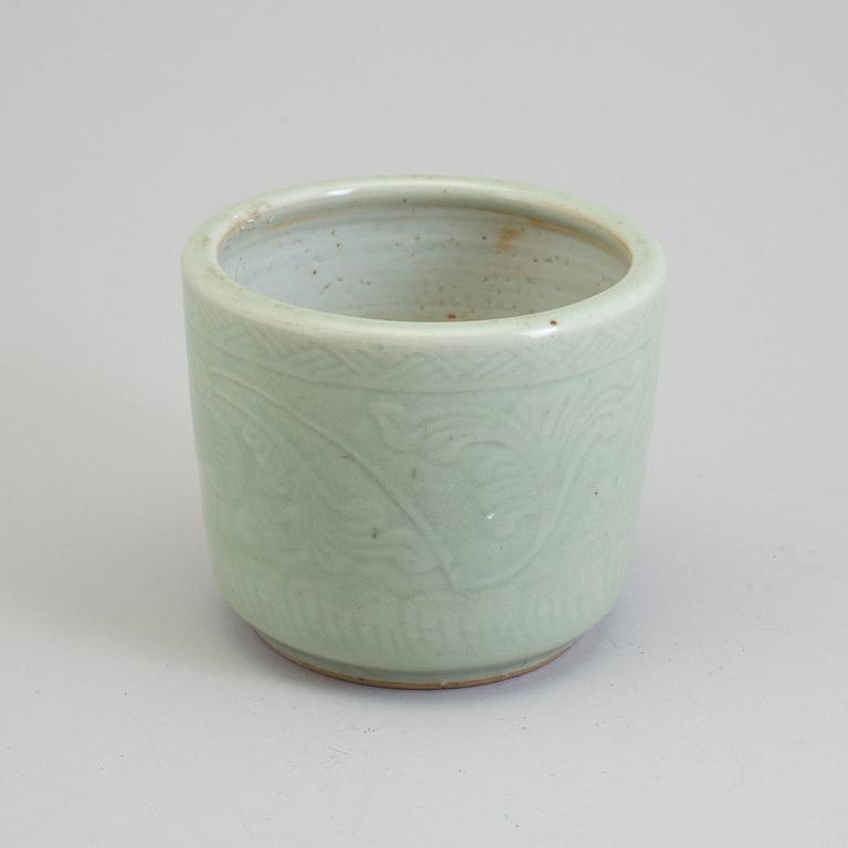 A celadon glazed censer/flower pot, Qing dynasty, 19th Century.