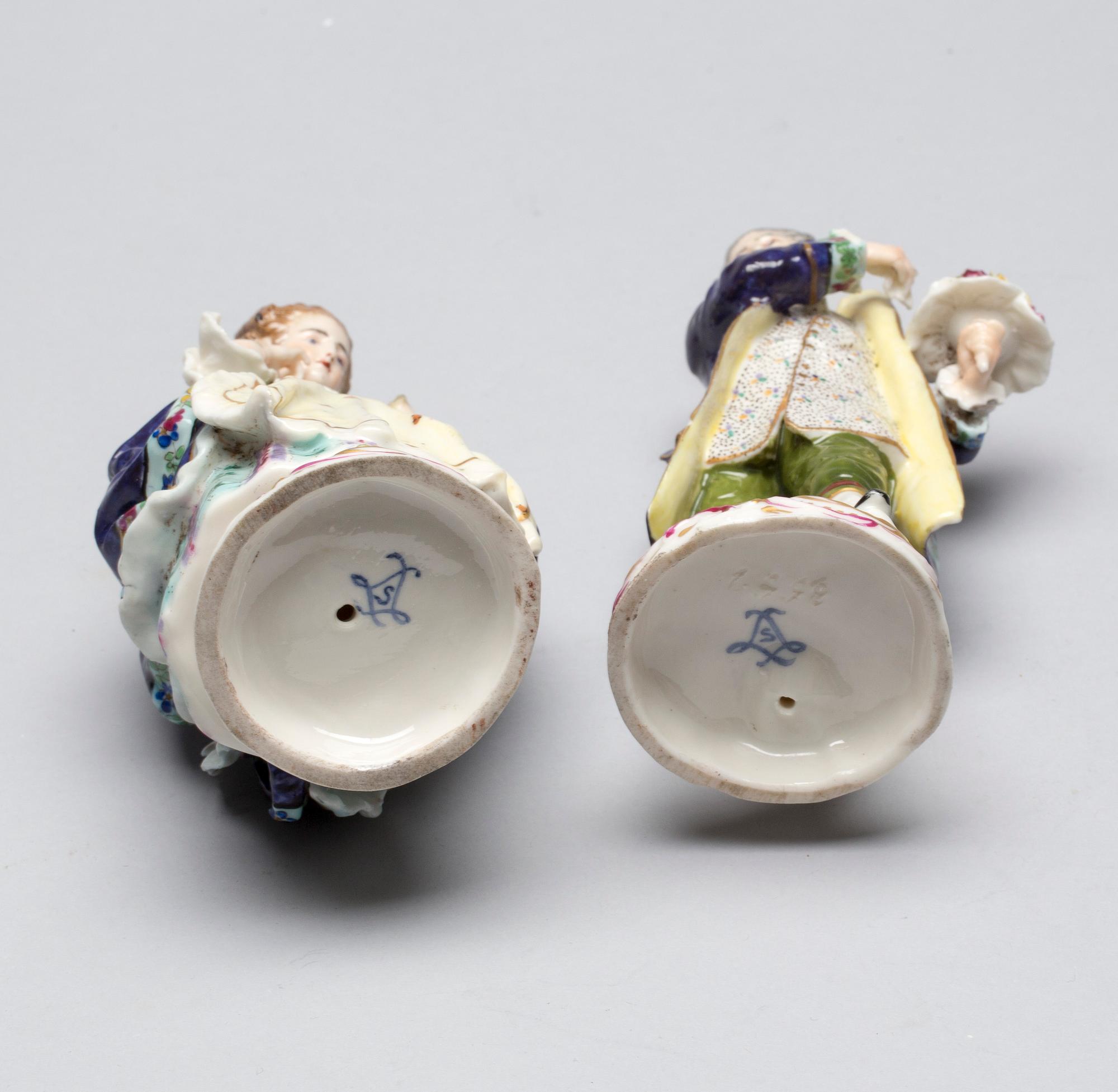 FIGURINER, ett par, porslin, Sèvres-liknande märkning, 1900-tal.