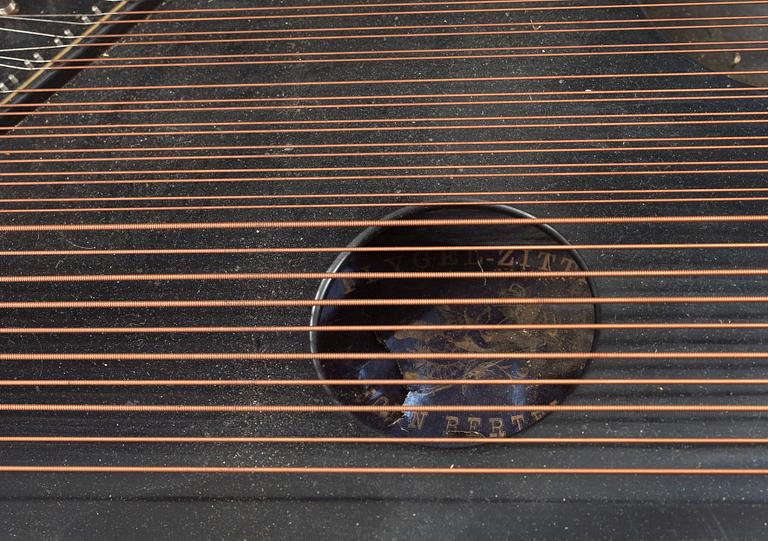 CITTRA, stränginstrument, John Bertels, Göteborg. 1900-talets början.