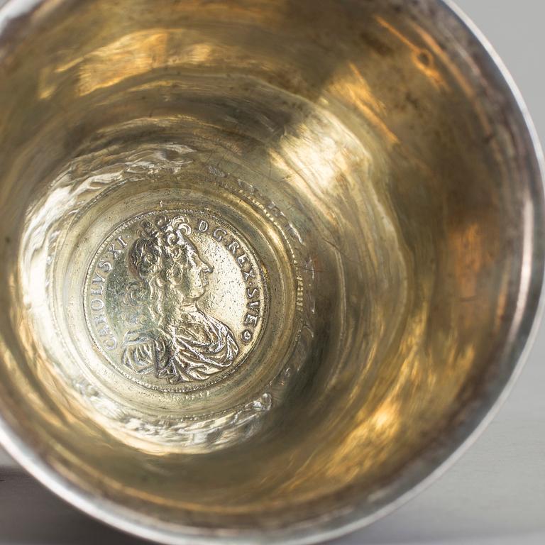 BÄGARE, silver, Nils Dahl, Linköping, 1755. Vikt 146 g.