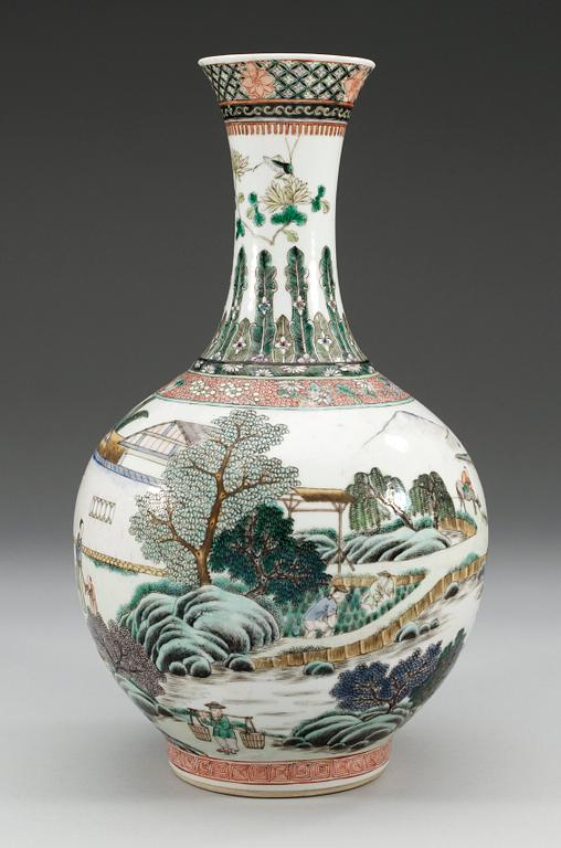 A famille verte vase, late Qing dynasty (1644-1912).