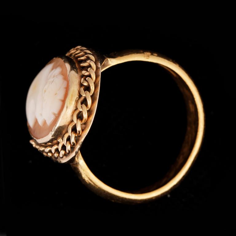 RING, 23 K guld med camé, Gustaf Walter Wastesson, Stockholm, 1923. Vikt ca 10,6g.