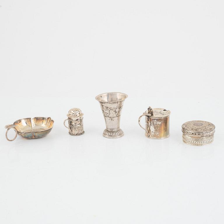 Five pieces of silver, England, Sweden and Mexico, 19-20th century.