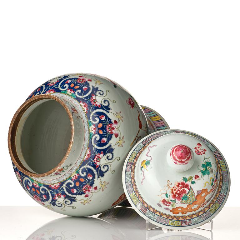Golvurna med lock, porslin. Qingdynastin, 1800-tal.