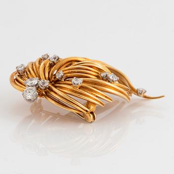 An 18K gold brooch set with round brilliant-cut diamonds.