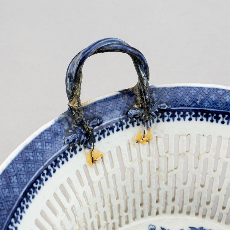 A blue and white chesnut basket and a tea pot with cover, Qing dynasty, 18th Century.