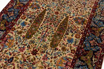 Matta, troligen Pakistan, ca 230 x 112 cm.